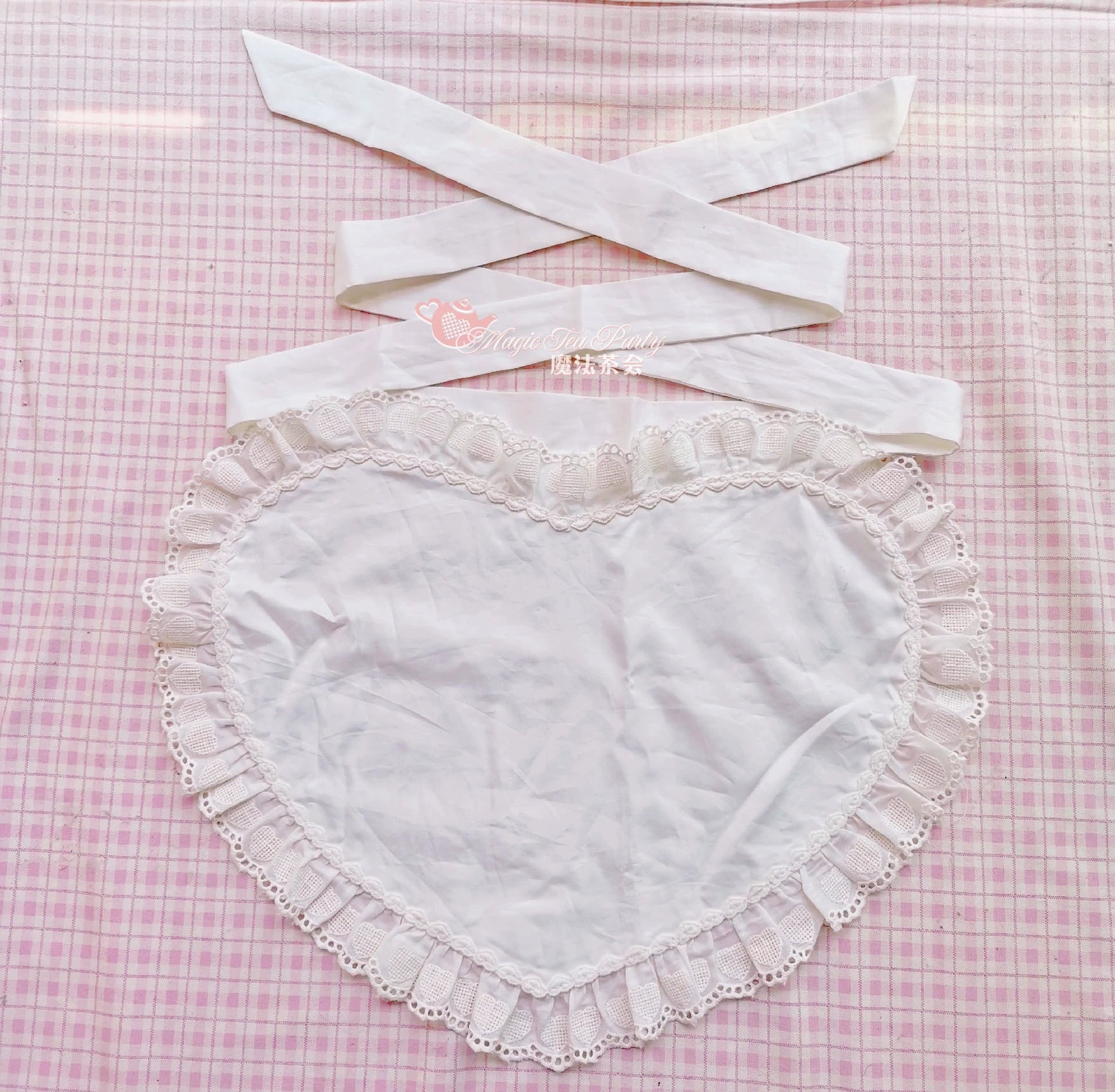 White heart-shaped apron (free size)